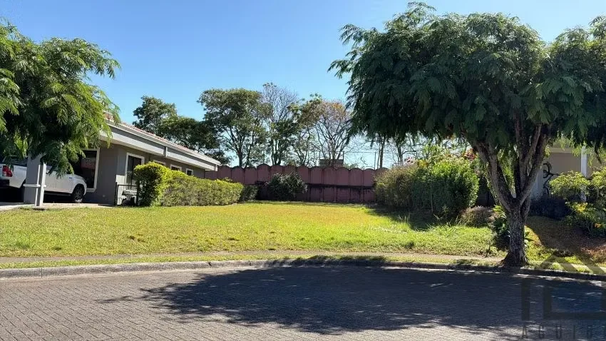 1 km from Automercado / 665 m² of flat land / 5 minutes from Route 27