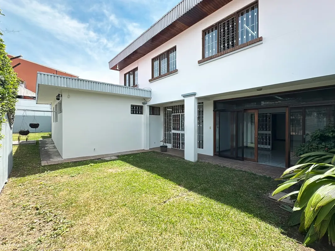 Alquiler de casa en Rohrmoser. Uso Mixto (Comercial - Residencial). Para oficinas o consultorios. ¡Espacios amplios!