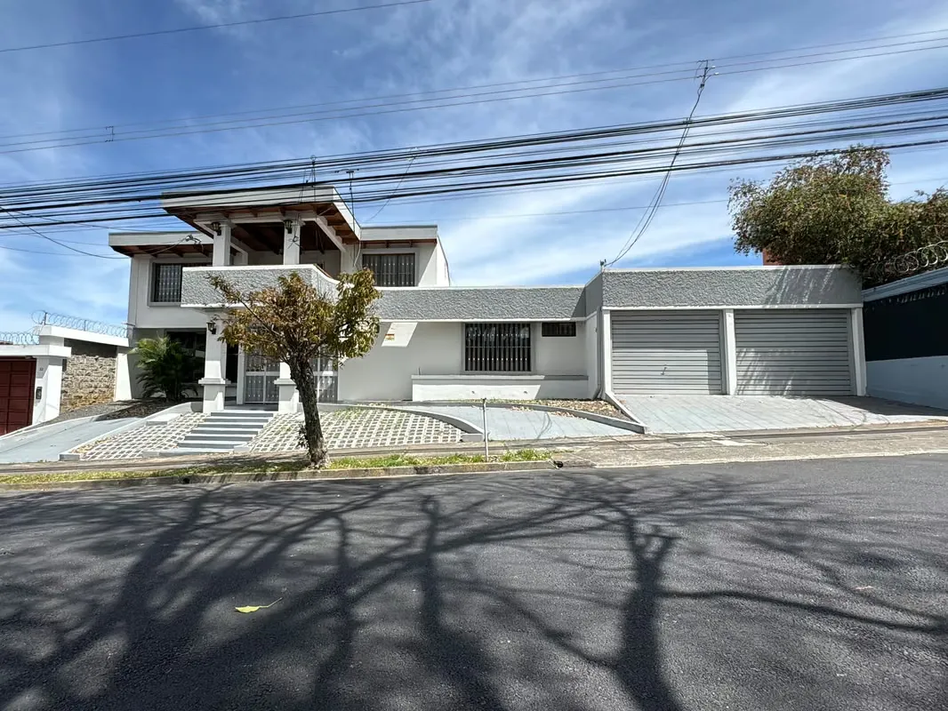 Alquiler de casa en Rohrmoser. Uso Mixto. Para oficinas o consultorios. ¡Espacios amplios!