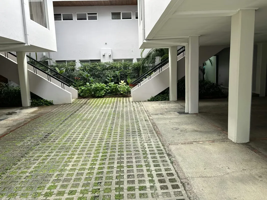 Apartamento con excelente ubicación, con sala comedor, cocina, 2 habitaciones, sala de Tv, 2,5 baños, cochera para 2 carros