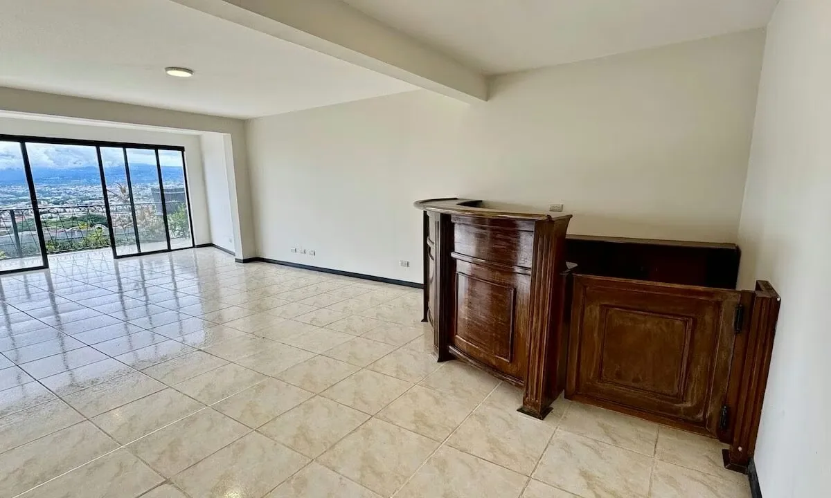 Primera planta: Sala grande con bar, comedor y ante comedor, oficina/habitación con baño completo, ... — photo 5