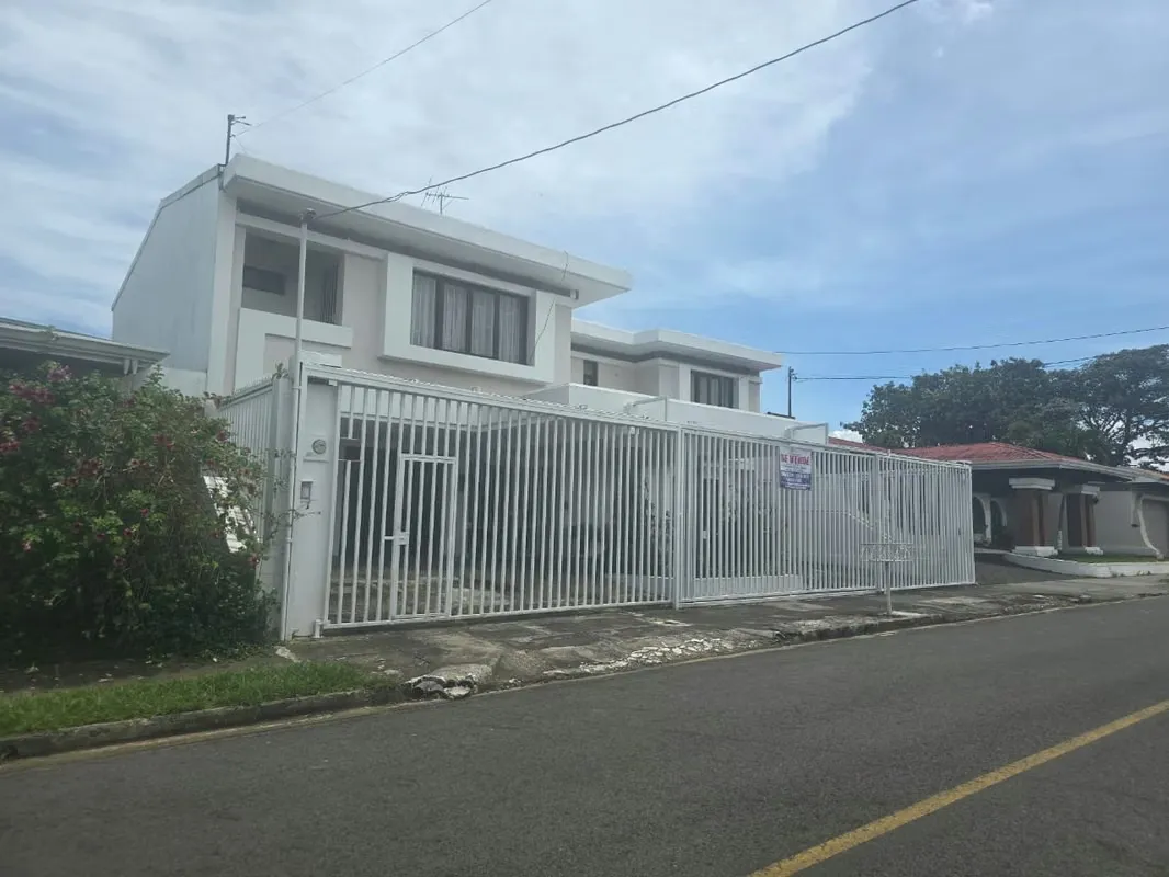 VENTA DE CASA AMPLIA EN RESIDENCIAL MONTENEGRO, ALAJUELA