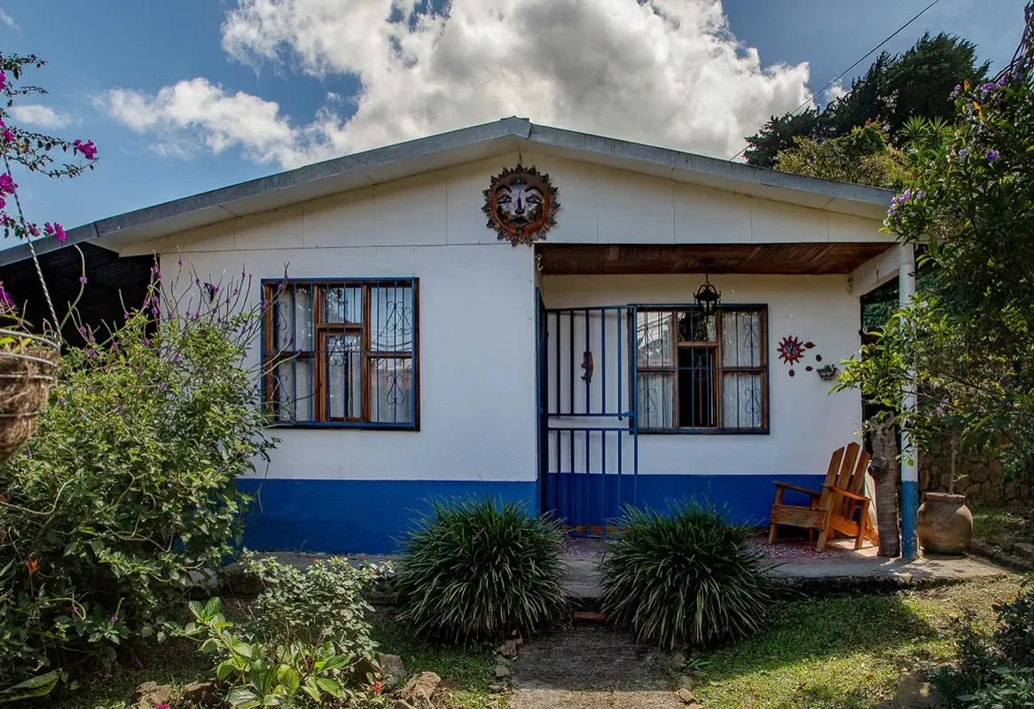 Casa en alquiler en Barrio El Carmen Escazú: Encanto Rústico y Privacidad Natural (Ref: 115)