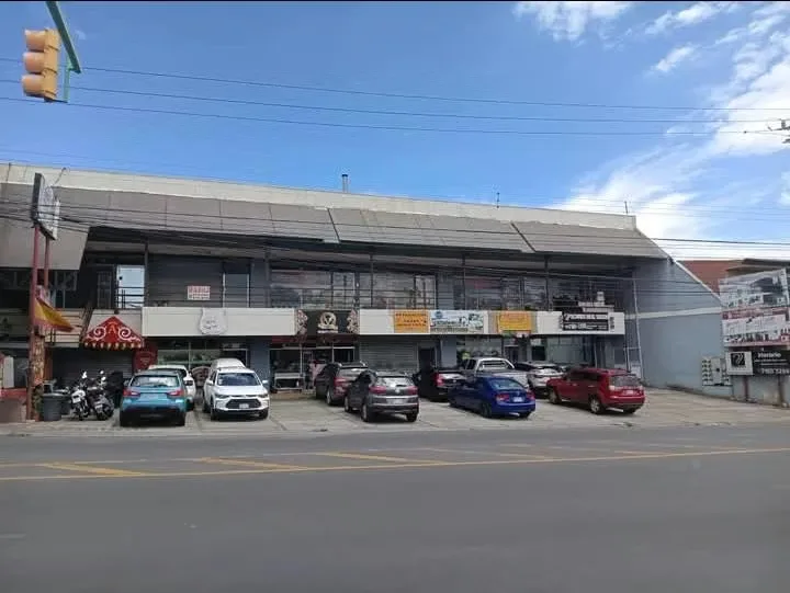 INVESTORS! SALE OF SHOPPING CENTER WITH 12 PREMISES IN GUAYABOS CURRIDABAT! THE SHOPPING CENTER IS ON MAIN STREET IN FRONT OF THE TRAFFIC LIGHT WHICH GIVES A HIGH EXPOSURE AND DEMAND. ...
