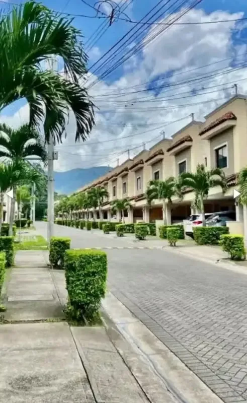 Se ofrece en alquiler casa ubicada en Santa Ana, dentro de un condominio consolidado, familiar y con una de las ofertas de amenidades más completas de la zona. Su ubicación permite ...