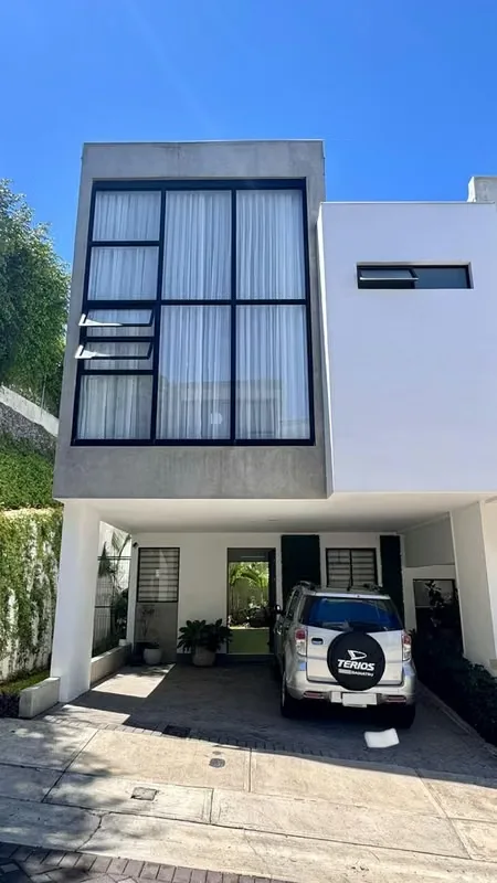 Se vende hermosa casa en Condominio Bali, ubicado en Guachipelín de Escazú, una de las zonas más exclusivas y de mayor plusvalía.