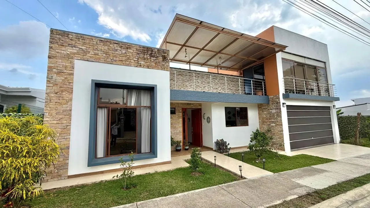Condominio Montezuma, Grecia. Amplios espacios con acabados de lujo.