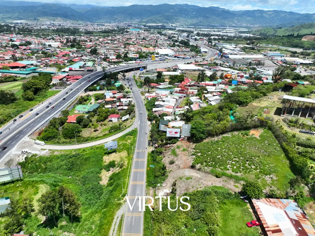 El éxito de un desarrollo depende de su conectividad, y este terreno de 11.726 m² ofrece un acceso directo inmejorable desde la Autopista Florencio del Castillo. Esta ubicación ...