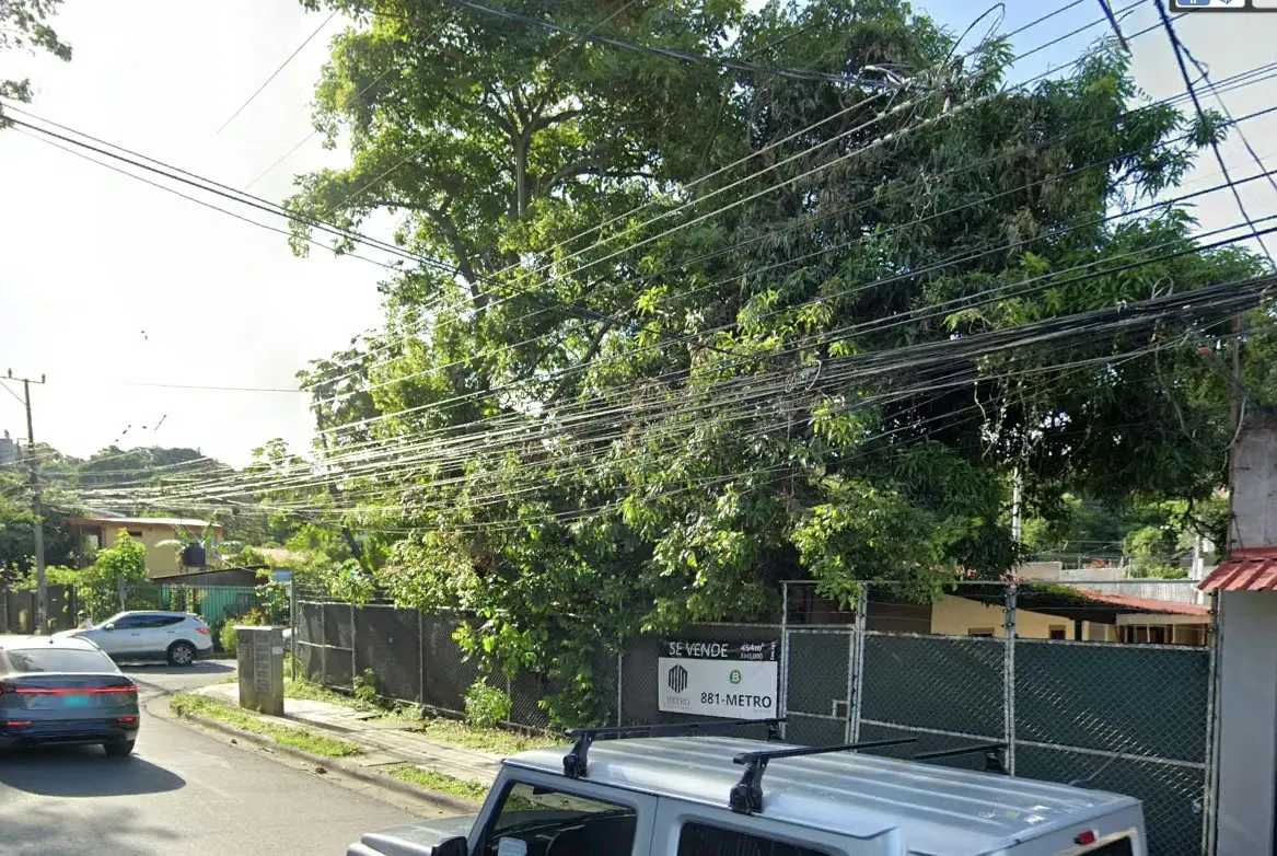 ¿Te imaginas desarrollar tu negocio o proyecto residencial en una propiedad esquinera ubicada en una de las zonas con mayor crecimiento y movimiento de Santa Ana?