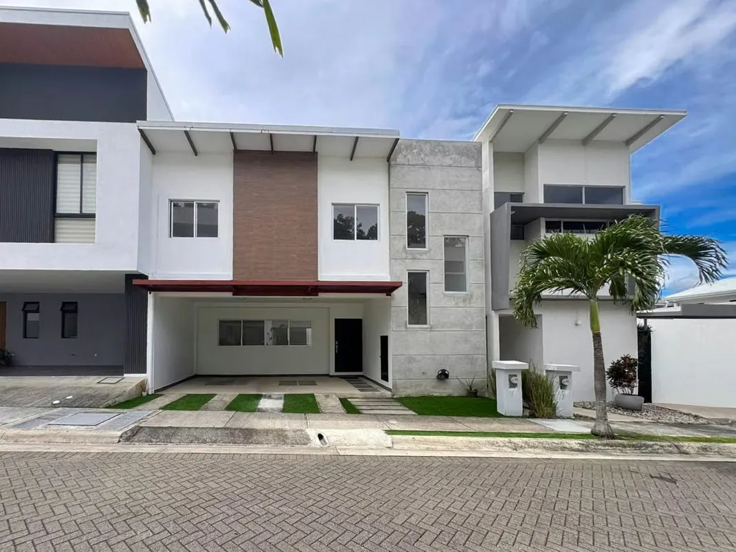 FOR SALE HOUSE IN CONDOMINIUM LUSSO SANTA ANA