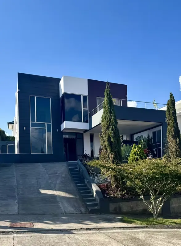 En Venta residencia contemporánea con espacios integrados, área social independiente y rooftop.