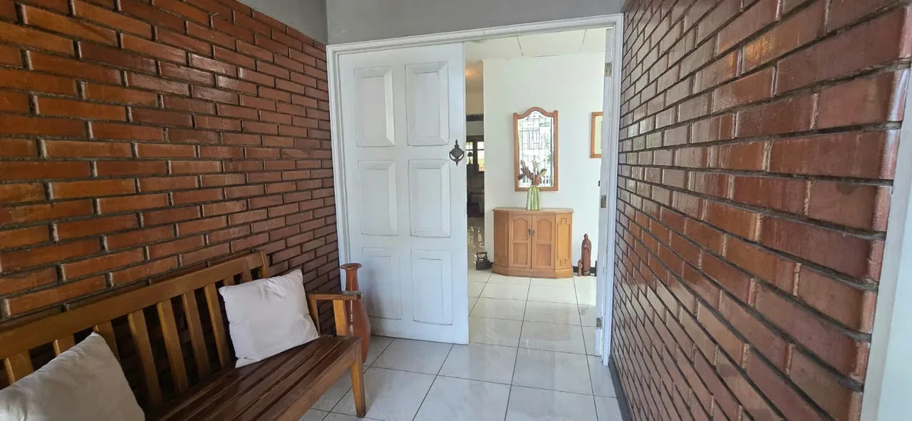 ¡Oportunidad única en una ubicación privilegiada! Esta propiedad en Barrio El Robledal combina amplitud, comodidad y una ubicación inmejorable cerca de los principales centros ... — photo 2