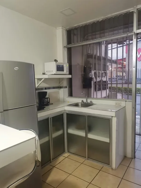 Apartamento tipo estudio para una persona o pareja. Con cama matrimonial, closet, microondas, olla arrocera, cocina de inducción, refrigeradora, lavadora semiautomática, 1 baño, ... — photo 3