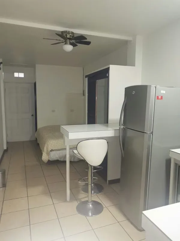Apartamento tipo estudio para una persona o pareja. Con cama matrimonial, closet, microondas, olla arrocera, cocina de inducción, refrigeradora, lavadora semiautomática, 1 baño, ... — photo 4