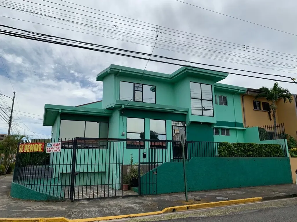 La casa se ubica detrás del circuito judicial de Goicoechea, cerca de supermercados, centros de enseñanza ...