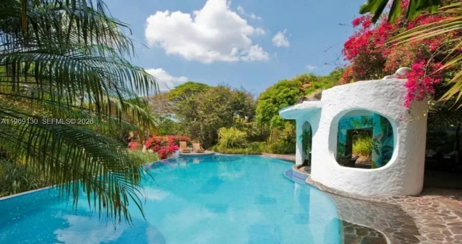 Luxury Boutique Hotel for Sale with Optional Coffee Farm — photo 5