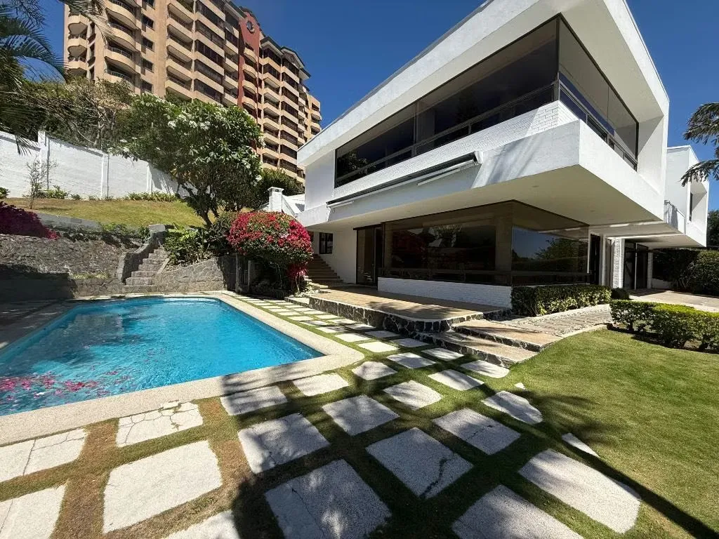 Casa de lujo en venta en San Rafael de Escazú con piscina y amplios jardines
