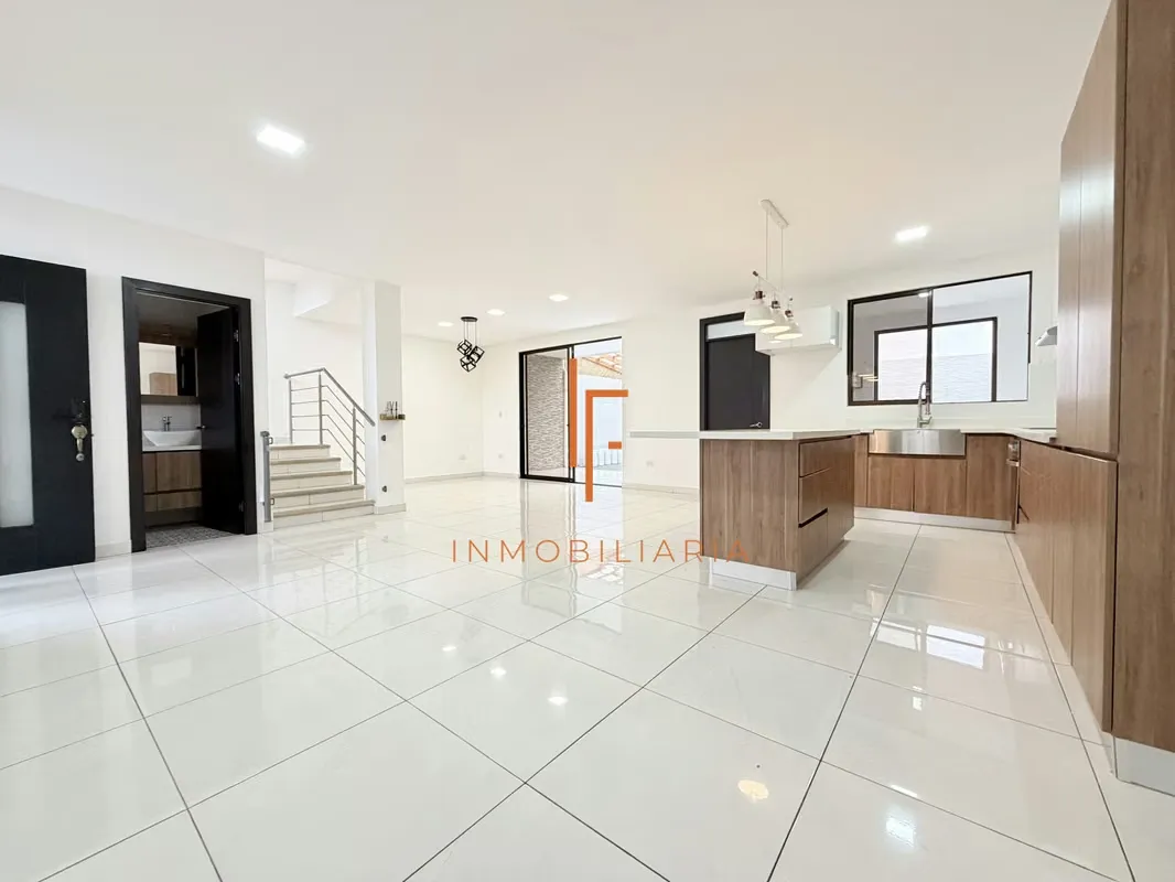 Amplia Casa de 230 m2 de Construcción en la mejor Zona del este, Alta Plusvalía,