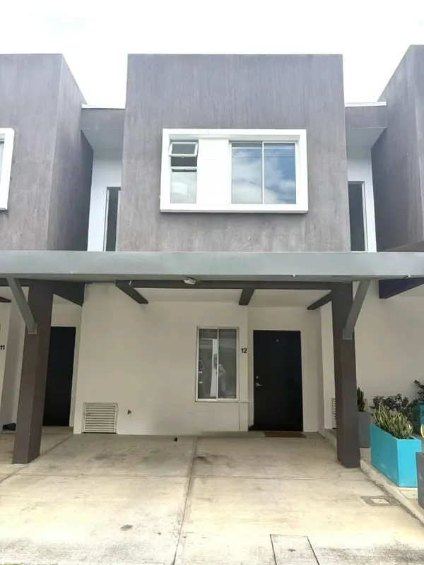 VENDE bonita casa en Condominio Brisas del Bosque en Cipreses de Curridabat.
