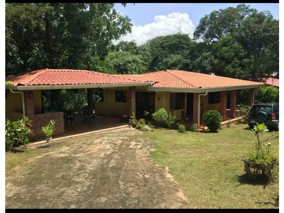 Disfruta de la tranquilidad y naturaleza en esta hermosa casa campestre ubicada en el pintoresco pueblo de San Pedro de Turrubares. Con una amplia extensión de terreno de 3455.0 m² y ...