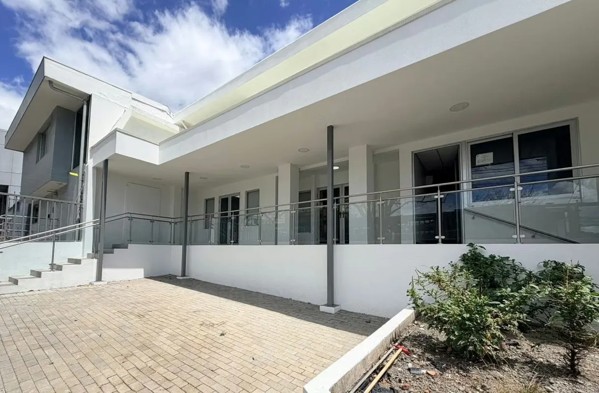 SE ALQUILA EDIFICIO DE OFICINAS Y LOCALES