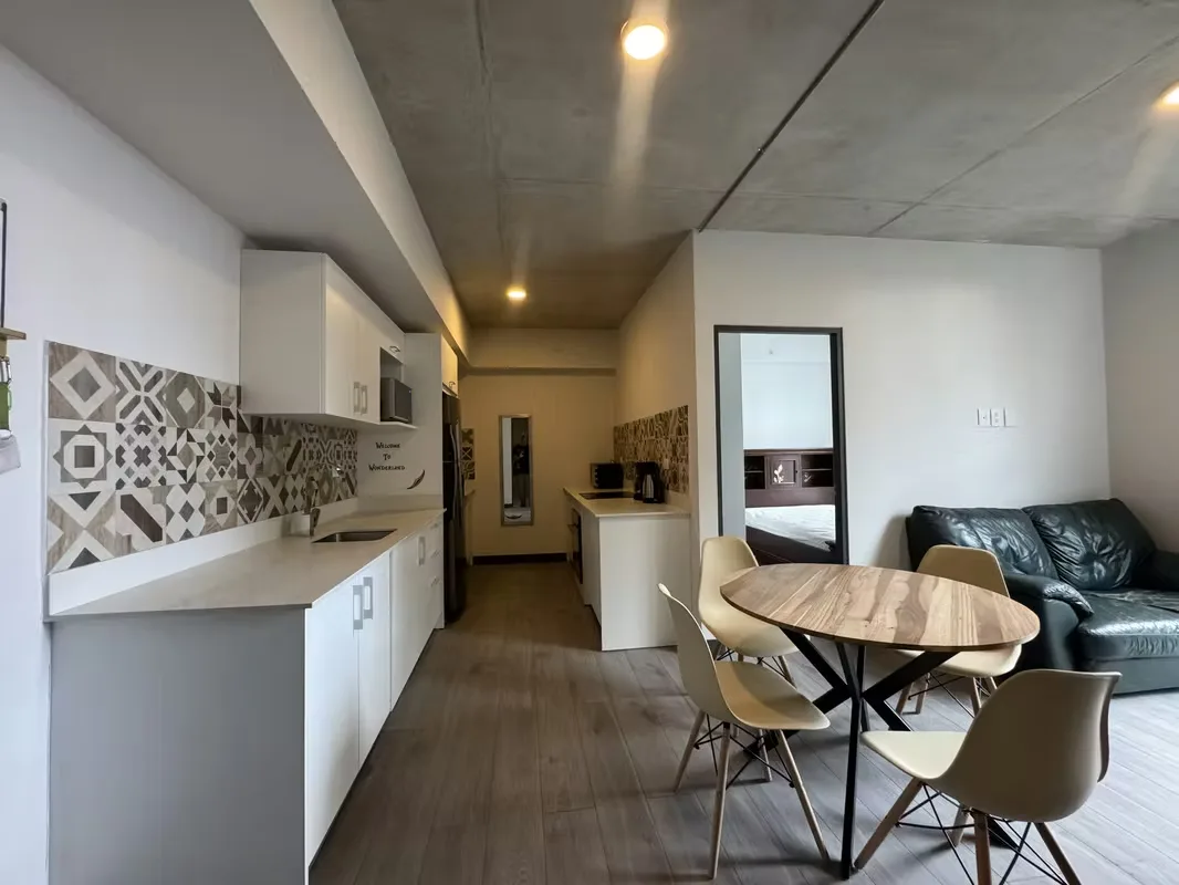 ¿Buscás un estilo de vida único en el edificio más icónico de San José? Este apartamento completamente equipado es la mezcla perfecta de ... — photo 4