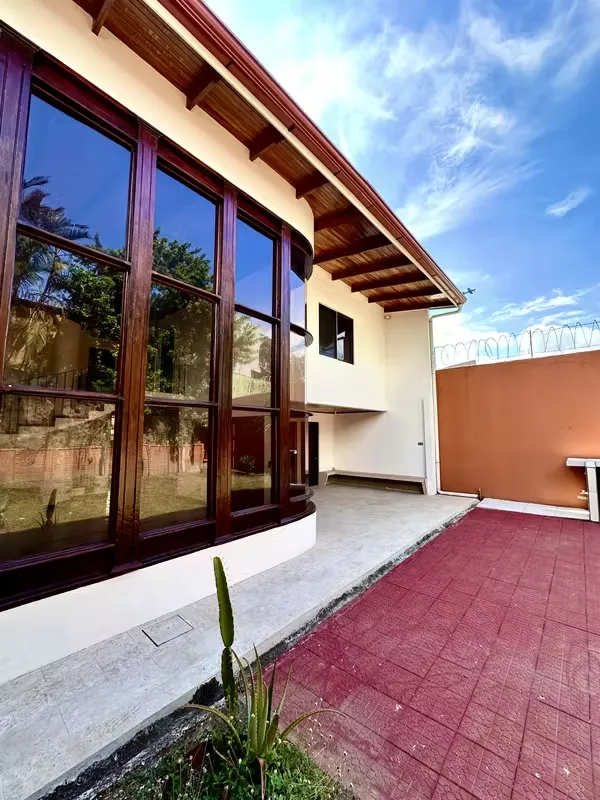 Se renta preciosa casa ubicada en Rohrmoser, cercana al Colegio Británico, Hoteles, Restaurantes, Colegio Humbolt y demás sitios de ...