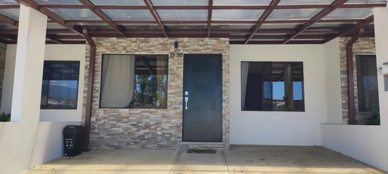 Se alquila hermosa casa amueblada en Condominio Hábitat, Barrio Corazón de Jesús, Heredia.