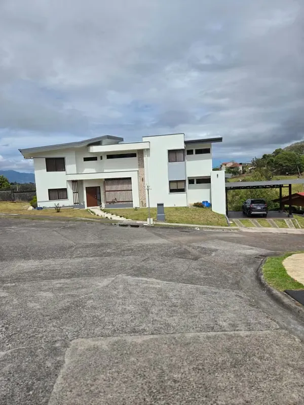 house located near road 32, to 20min to San Jose downtown, with security and amenities, quiet and calm neighborhood. Private access to natural reserve and river.