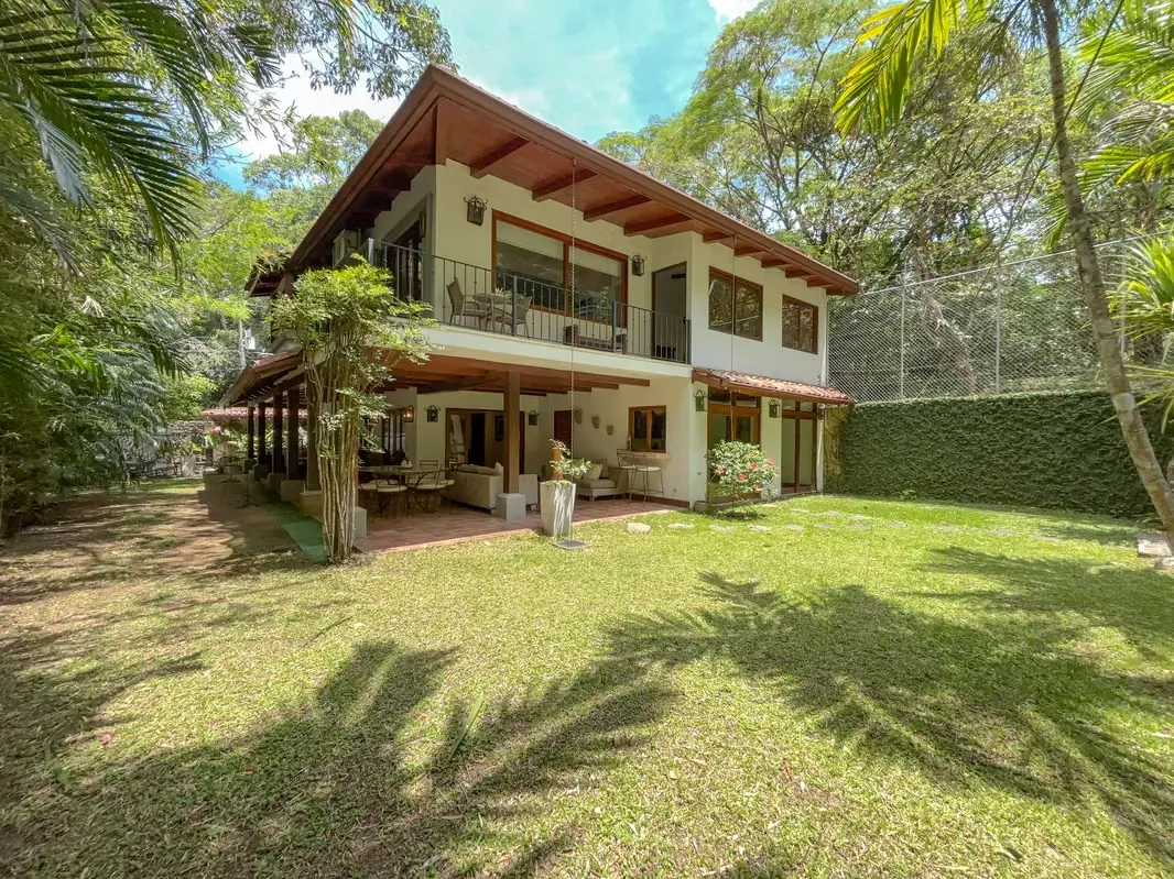 House in Santa Ana with Pool and Independent Apartment, Private Street, Lot 1000 m²