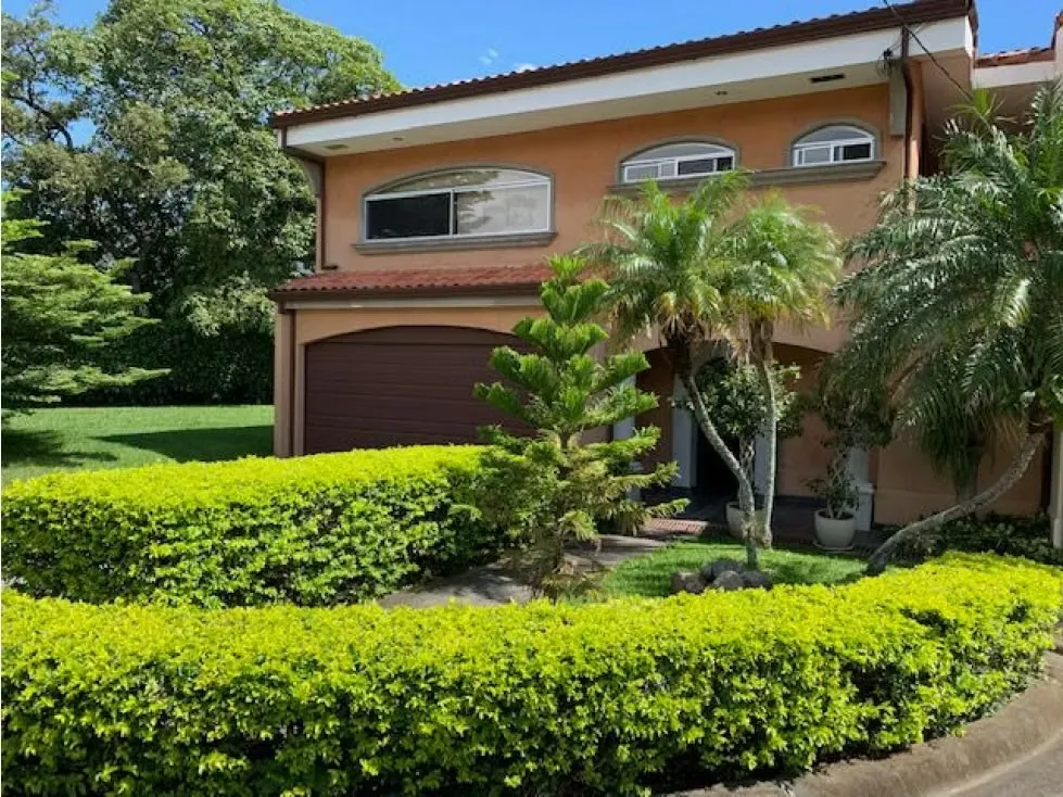 Venta Casa en Residencial con patio 300 m²  y construcción de  390 m²