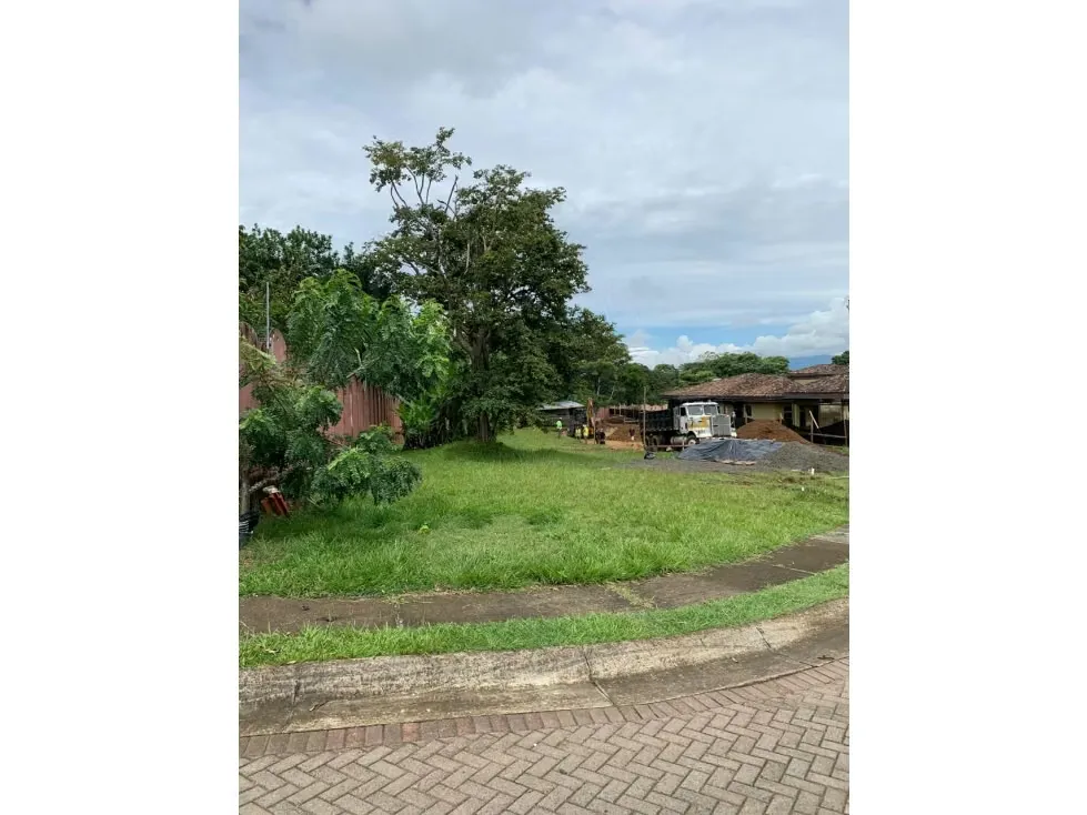 Venta de lote en condominio ubicado en la prestigiosa zona de La Guácima, Alajuela. Con una extensión de 905 metros cuadrados, este terreno se encuentra en un acceso pavimentado y ...