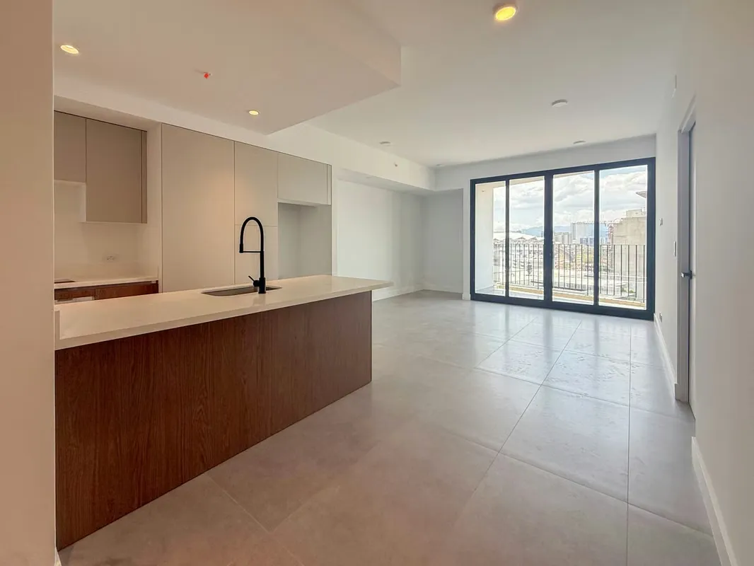 Disfrute de una experiencia de vida única en este apartamento de tres habitaciones, diseñado ...