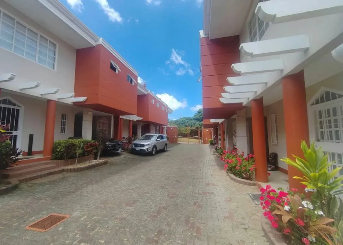 Casa con jardín en condominio, Sabanilla