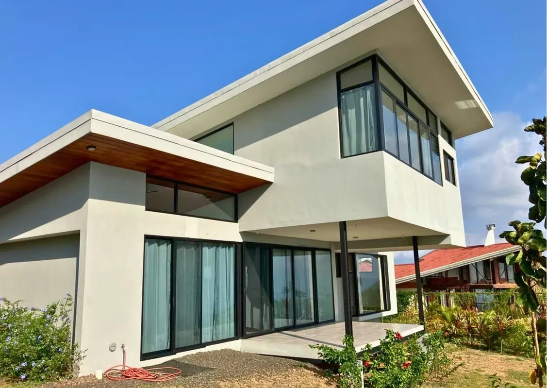 Casa con Diseño Abierto y Vista al Mar en Atenas