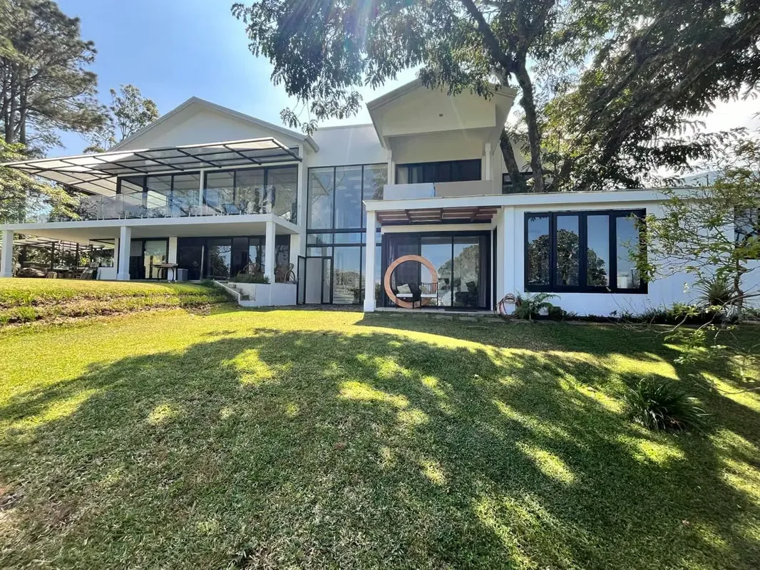 Residencia moderna con vista contemporánea en las colinas de Escazú. Espectaculares vistas al valle y montañas incluido Pico Blanco. Escondido al final de una tranquila calle de ...
