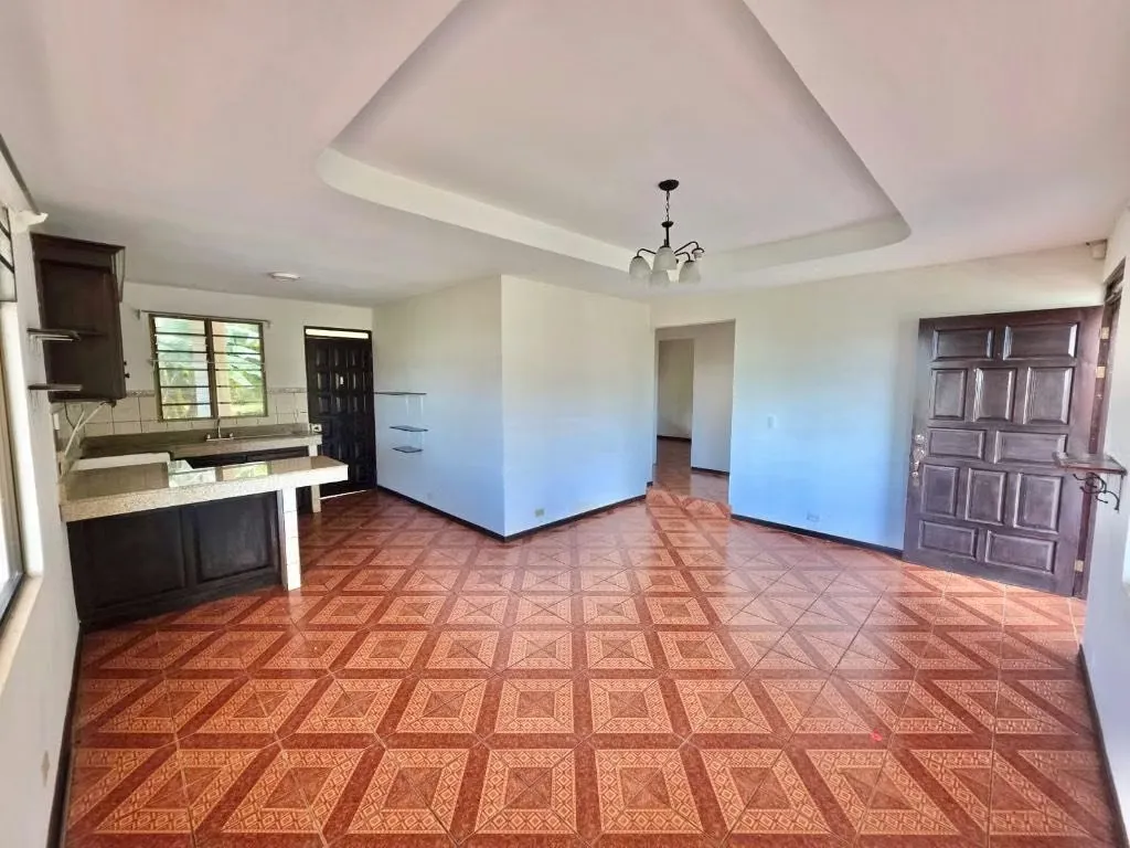 Viva en una de las zonas más convenientes del país. Esta espaciosa casa en Escazú combina comodidad, privacidad y un ...