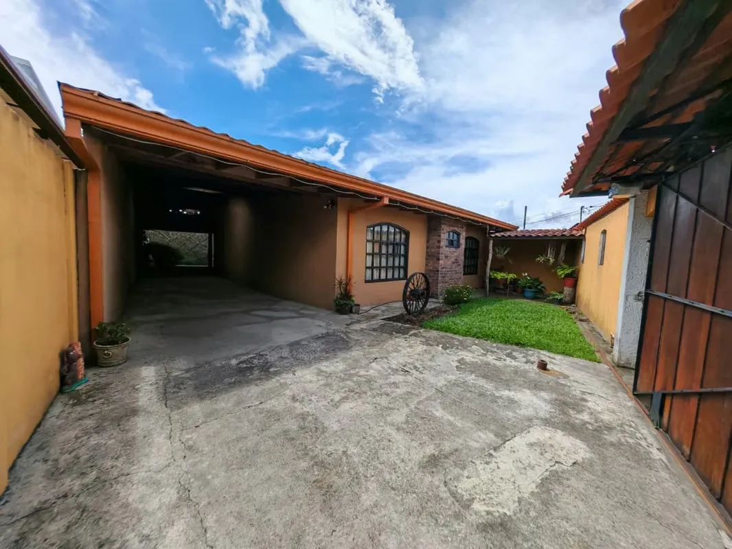 Descubra su hogar perfecto con amplio jardín, en Los Ángeles de Santo Domingo