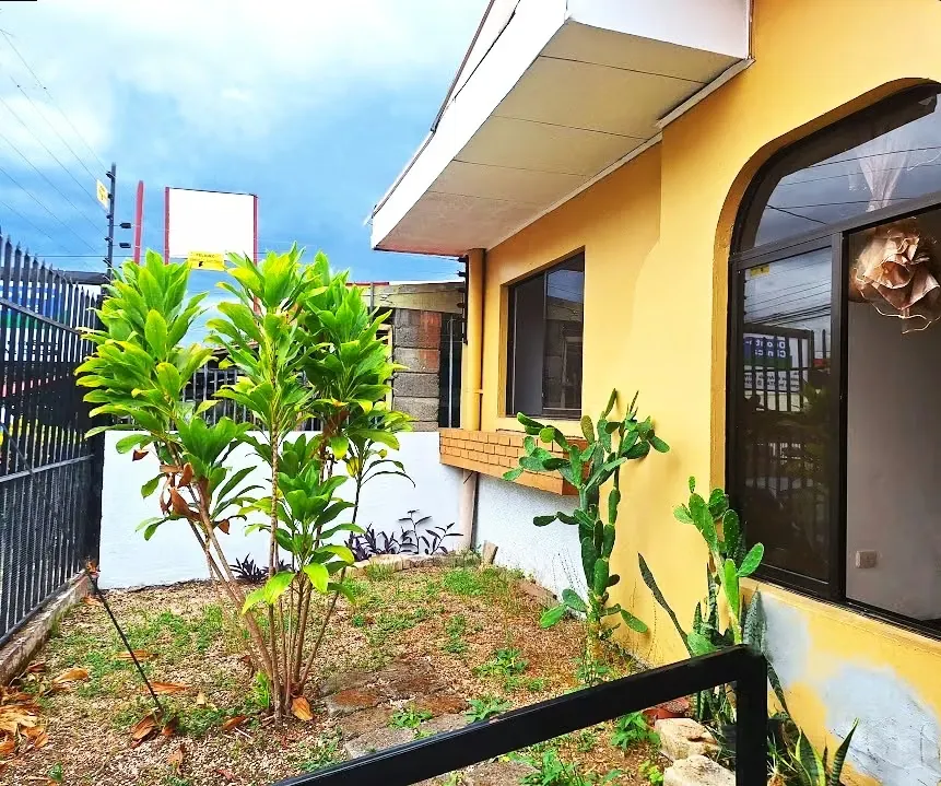 CASA EN VENTA EN PAVAS — UNA PLANTA — LOTE AMPLIO ( JC 1381)