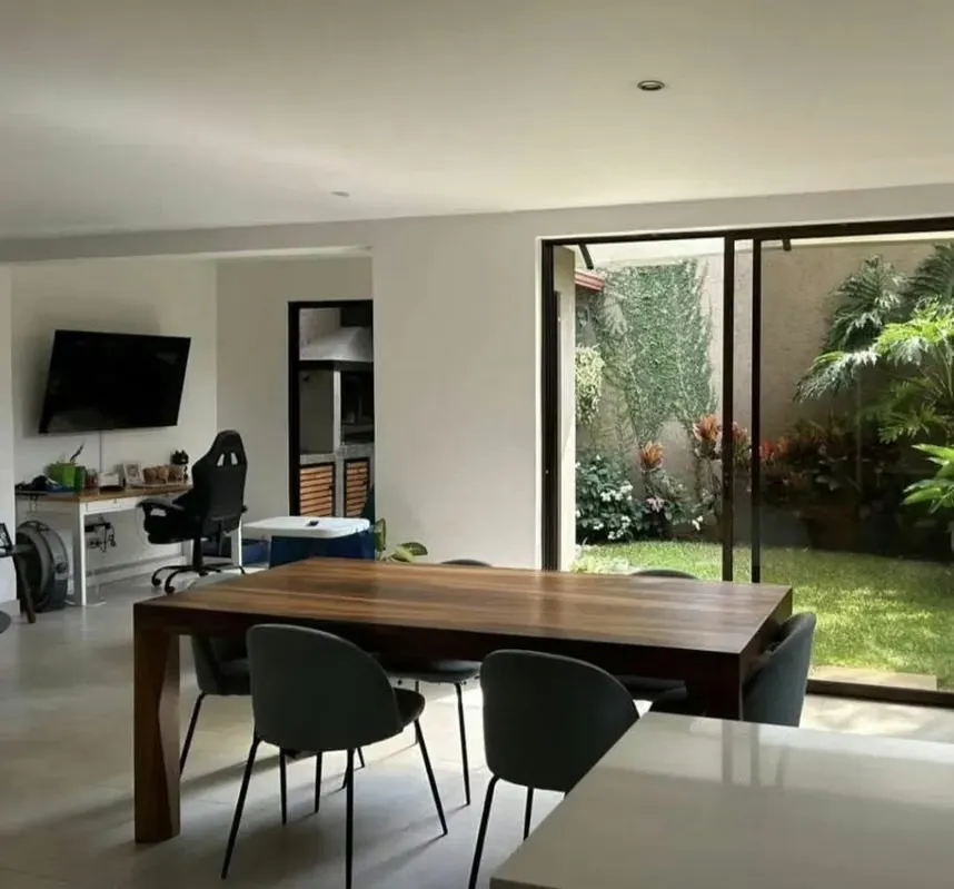 A property that combines elegance, amplitude and excellent location in one of the most exclusive areas of Santa Ana. Ideal for both living and safe ...