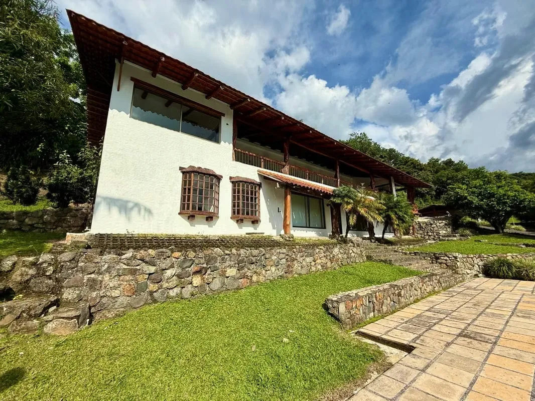 SE VENDE PROPIEDAD CON 8000m2 EN CIUDAD COLON