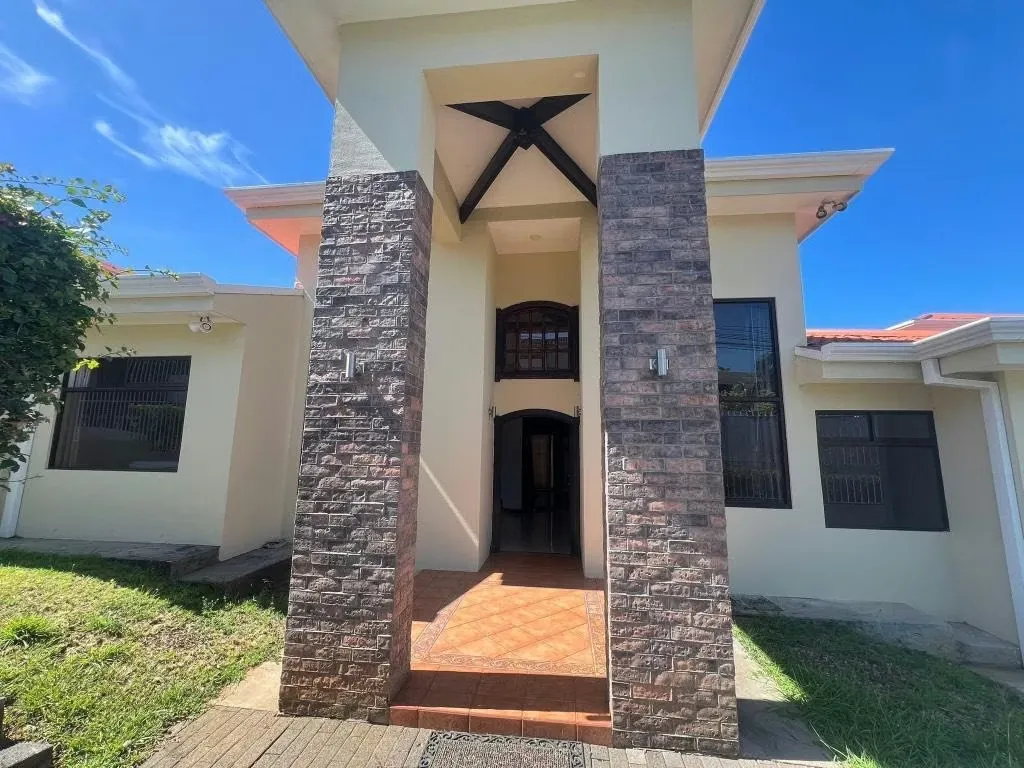 Ubicación: Residencial Lomas de Cariari, Belén, Heredia, Costa Rica