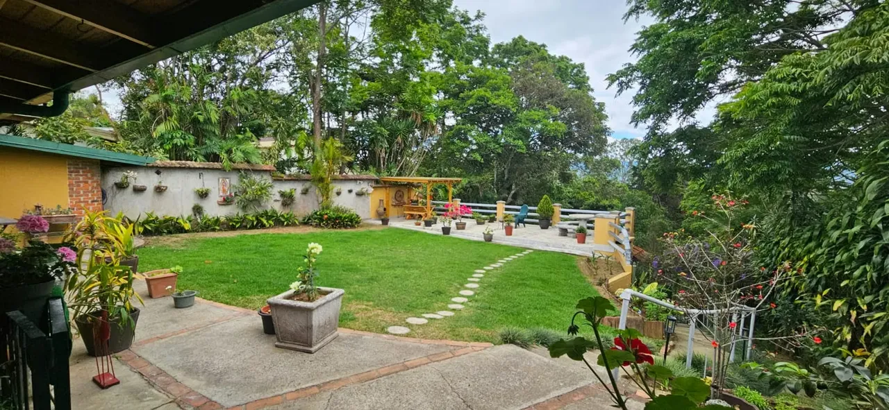 Vendo casa amplia con zonas verdes en San Ramón de Tres Ríos