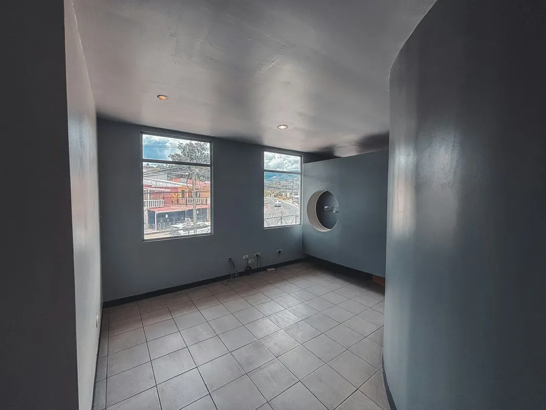 Winery for rent 1,300 m ² - 124; Height 10 m - 124; Triphasic - 124; On main street — photo 4