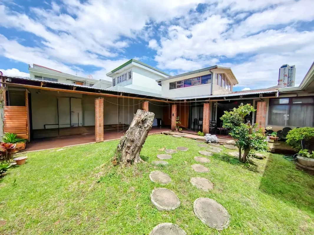Home Independence for Sale in the Center of San José Cathedral District - With Garden