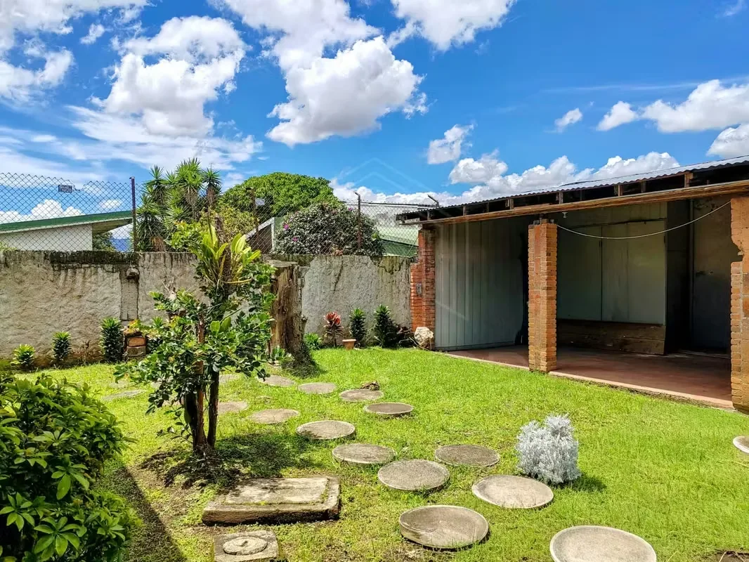 Home Independence for Sale in the Center of San José Cathedral District - With Garden — photo 4