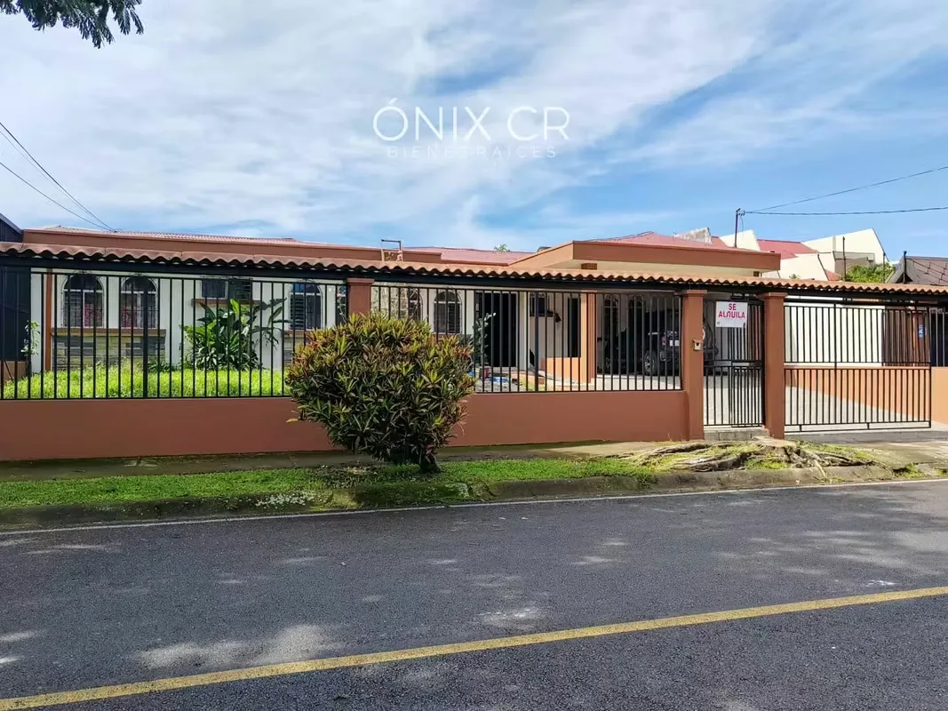 En Venta Casa De Un Piso En Pinares De Curridabat Con 5 habitaciones + Oficina con Jardín