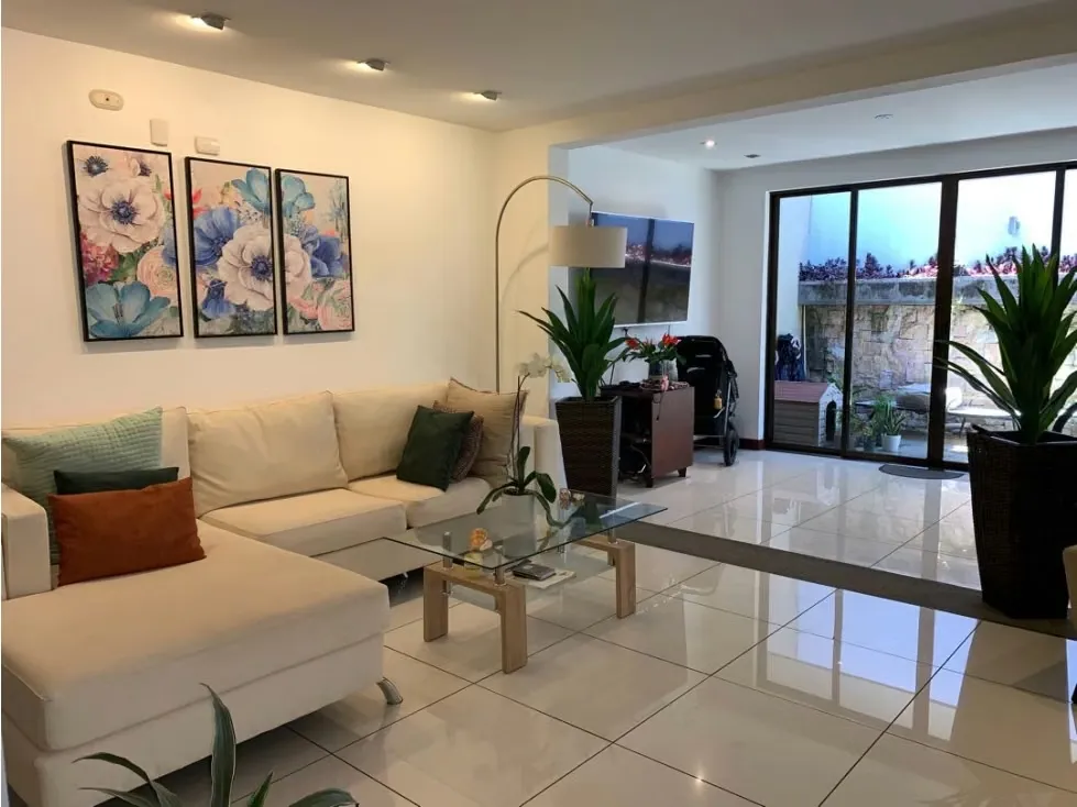 Alquilo casa Amueblada en Villas de Valencia Condominio. Escazú