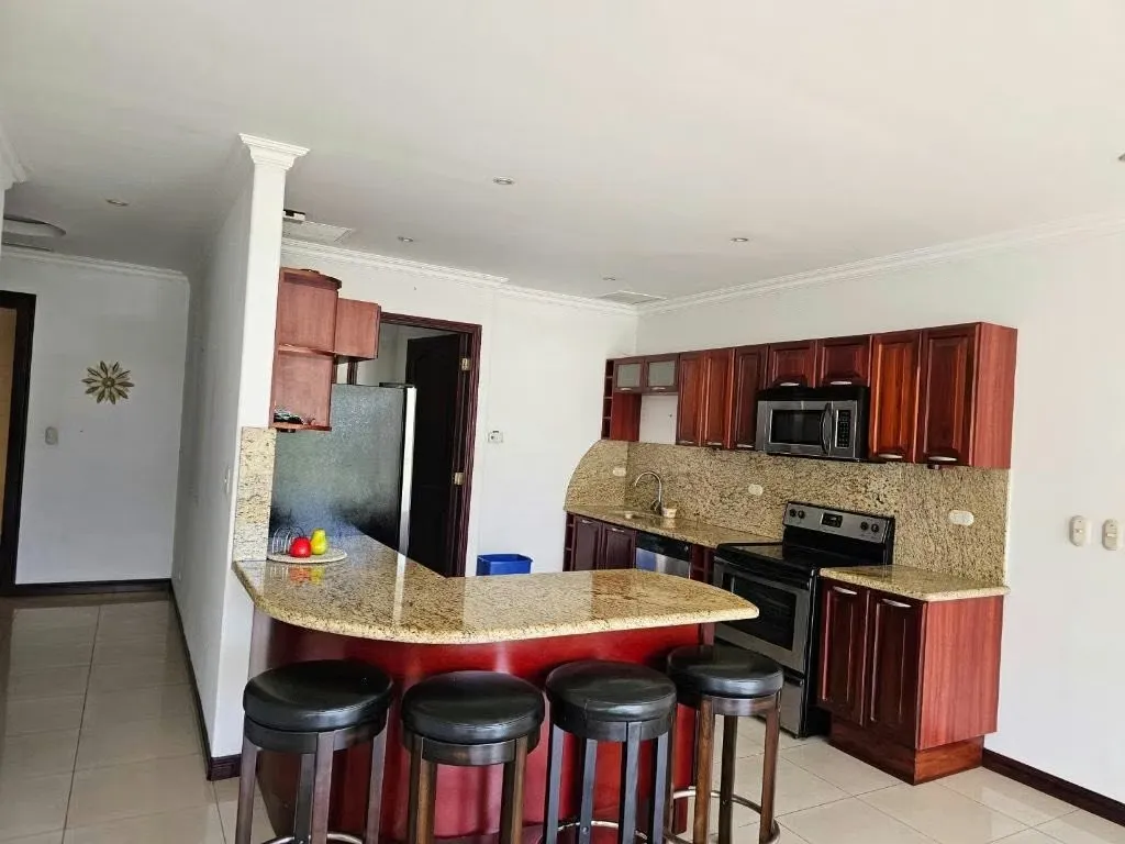 CONDOMINIO AMUEBLADO EN RIVERSIDE ESCAZÚ – SE ALQUILA EN 2000 DÓLARES