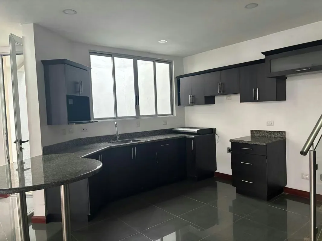 Alquilo hermoso town houseen curridabat Ayarco 650 mil colones